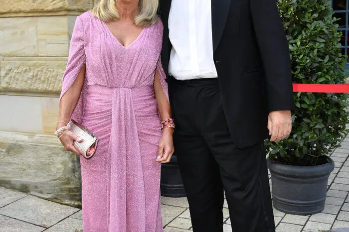 CSU-Parteivorsitzender Markus Söder mit Ehefrau Karin Baumüller-Söder posieren vor dem Festspielhaus.