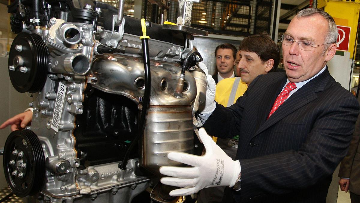 Ex-Bundeskanzler Alfred Gusenbauer anlässlich einer Besichtigung im Werk von General Motors Powertrain in Wien-Aspern im April 2008.