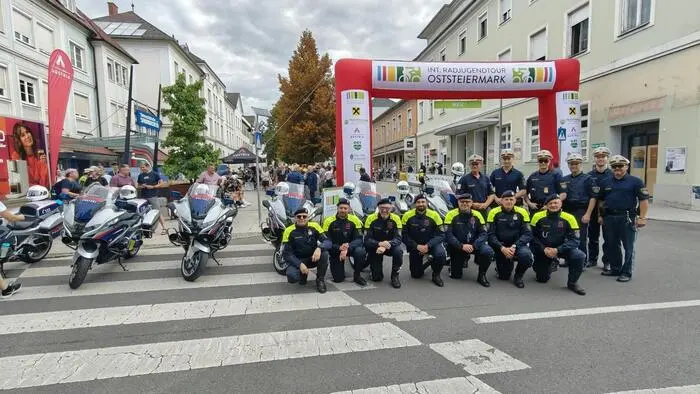 Das mobile Begleitkommando der LVA Steiermark zusammen mit den verantwortlichen Führungskräften des BPK Weiz bei der vierten Etappe in Weiz
