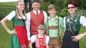 Hans und Isabella Reisinger mit den Kindern Martina, Markus und Linda