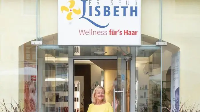 Seit fast 25 Jahren betreibt Elisabeth Gruber mitten am Weizer Südtirolerplatz ihren Friseursalon