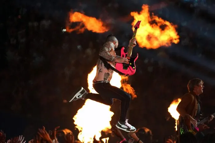 ... gingen Sänger Adam Levine offenbar die Kleider aus oder es wurde ihm heiß oder - auch eine vermutlich gar nicht so falsche These: Er wollte ...