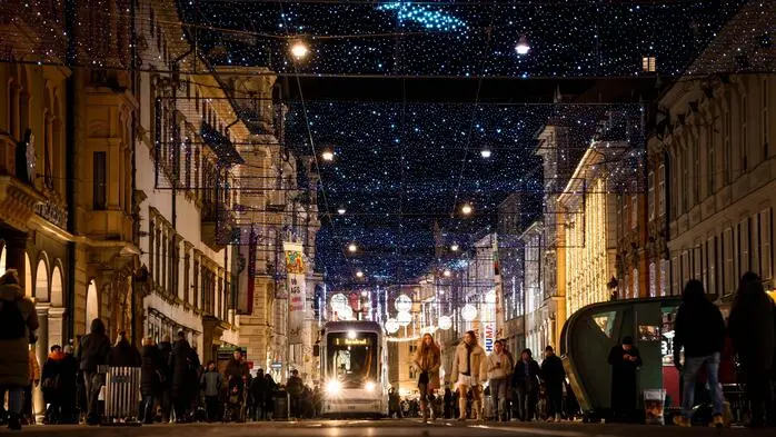 Festlich beleuchtet präsentiert sich jetzt im Advent die Grazer Innenstadt