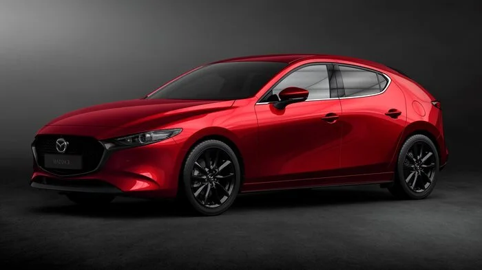 Also da schauen wir aber. Selten gelingt es einem Hersteller den Look eines Showcars fast ohne Verluste in die Serie zu übertragen – Mazda hat das jetzt beim neuen 3er geschafft.