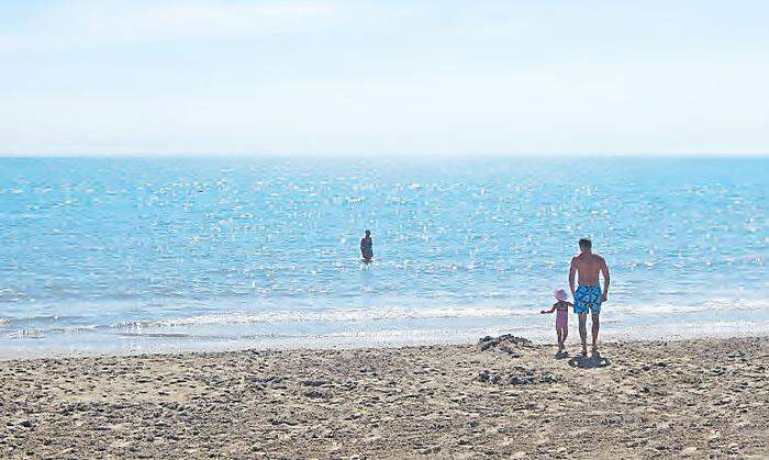 Sportliche Betätigung und relaxen am Strand. Der Abschnitt vor dem Pra’ delle Torri gehört zu den schönsten der Region