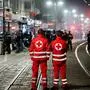 ABD0009_20221101 - LINZ - ÖSTERREICH: Rettungshelfer im Einsatz in der Linzer Innenstadt nachdem Jugendliche in der Halloween-Nacht auf Dienstag, 1. November 2022, auch mit pyrotechnischen Gegenständen für Unruhe gesorgt hatten. - FOTO: APA/FOTOKERSCHI.AT / KERSCHBAUMMAYR