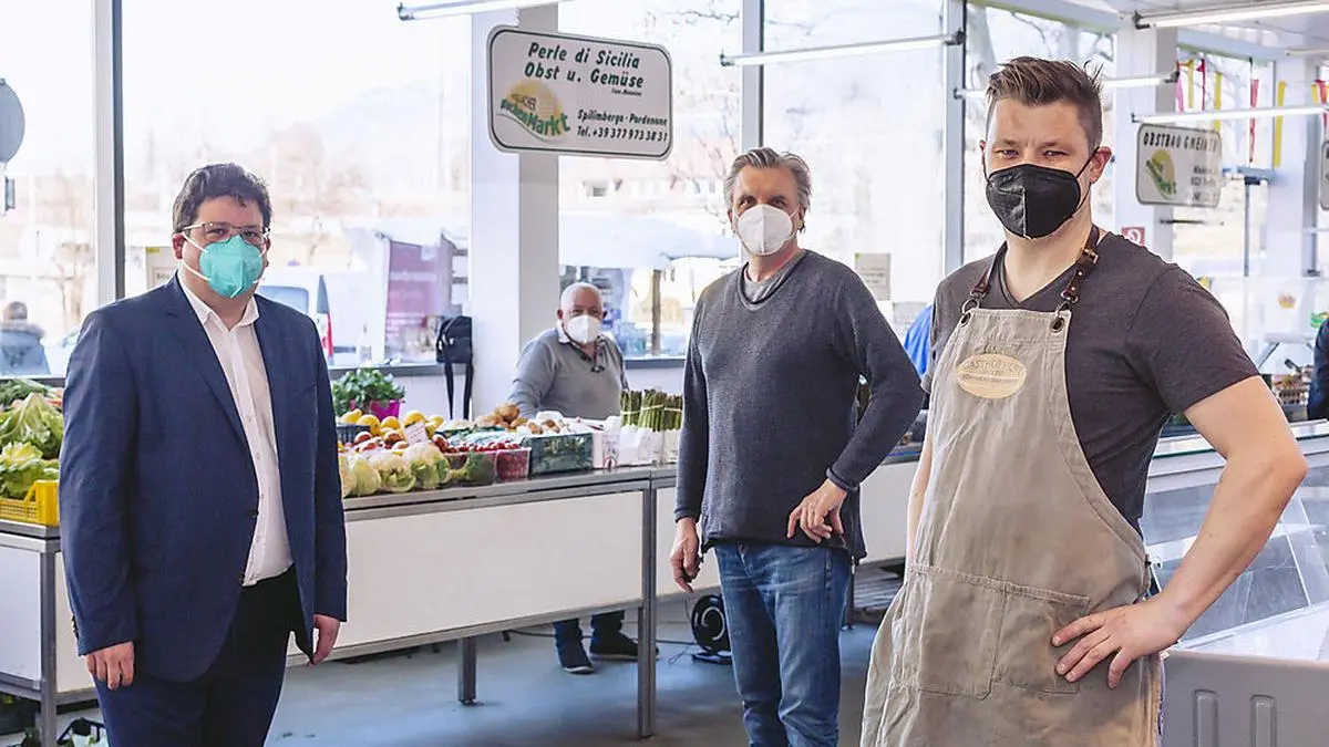Gastwirt Gerfried Hopf (rechts), hier mit Marktreferenten Stadtrat Christian Pober (links) und Marktsamtsleiter Otmar Felsberger, wird - sobald es Corona zuöässt - den Gastronomiestand in der Villacher Markthalle betreiben. 
