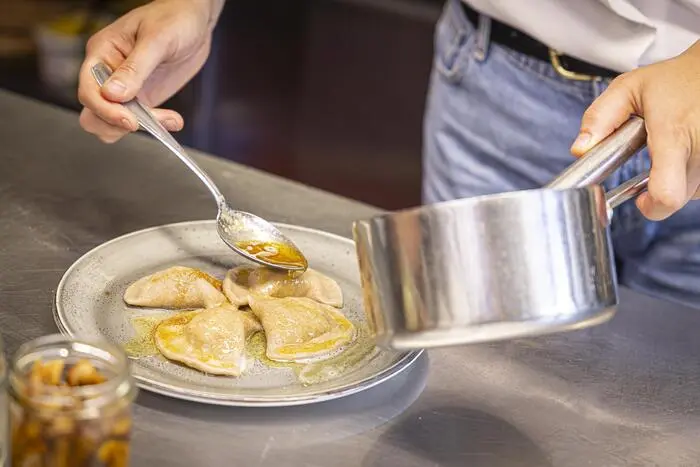 Als Topping Parmesan, braune Butter, Radieschenscheiben, Schnittlauch und einen Hauch Zitronenzesten drüber raspeln.