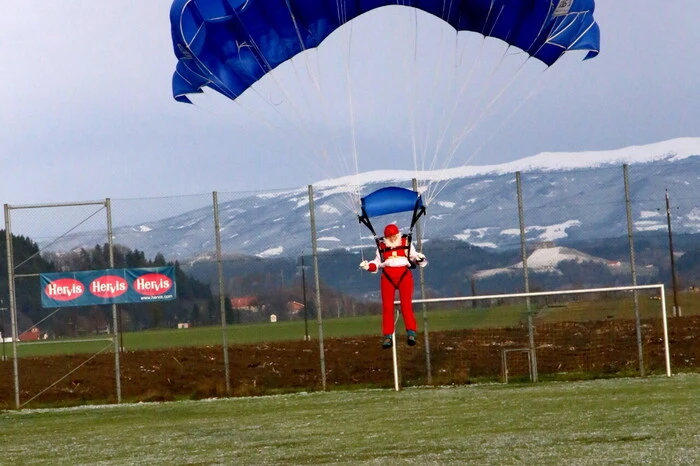 Grund des Massenandranges war der Besuch des Nikolos, der jedoch nicht mit dem Auto kam, sondern aus dem Flugzeug sprang. 