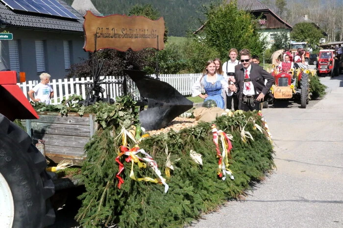 Zu den absoluten Höhepunkten des Zweitagesfestes zählten unter anderen die Modeschau am Samstag und der große Erntedank-Umzug mit 15 festlich geschmückte Wägen. 
