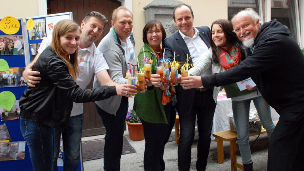 Jaqueline Fall (links) stieß mit Gratulanten an