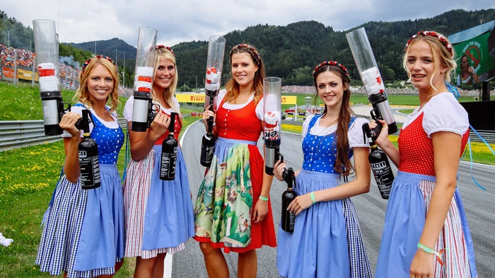 Formula Unas mit T-Shirt-Kanone