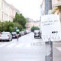 Auf einem Verkehrsmasten in der Nähe klebt ein banaler A-4-Zettel. „Nimm Dir ein Lächeln. KPÖ“ steht drauf, man kann sich einen Streifen Papier abreißen. Ob diese simple Wahlwerbung verfing?