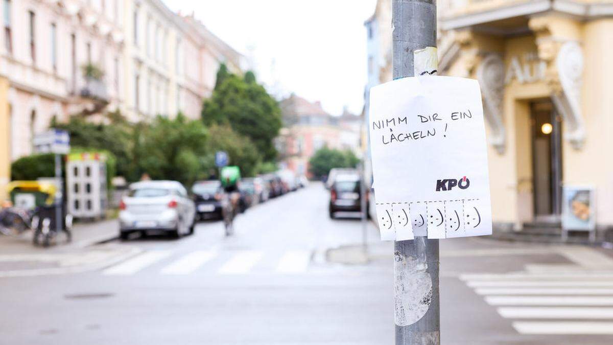 Auf einem Verkehrsmasten in der Nähe klebt ein banaler A-4-Zettel. „Nimm Dir ein Lächeln. KPÖ“ steht drauf, man kann sich einen Streifen Papier abreißen. Ob diese simple Wahlwerbung verfing?