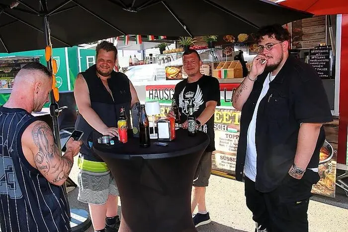Denn alle Gerichte kosten weniger als zehn Euro, der Eintritt zum Festival selbst ist kostenlos. Dazu gibt es Vorführungen wie Transformer Show, Walking Acts und musikalische Unterhaltung mit DJs.
