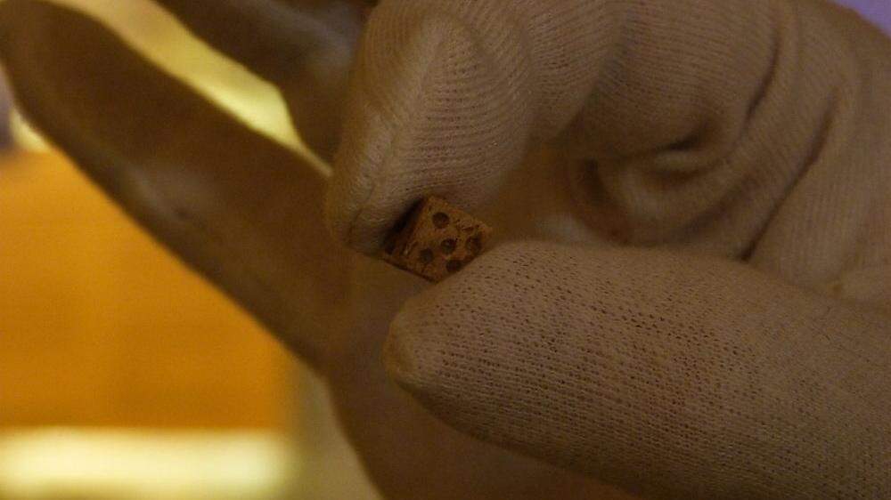 Gibt es nirgendwo sonst: Mittelalterliches Spielwürfelchen aus Knochen