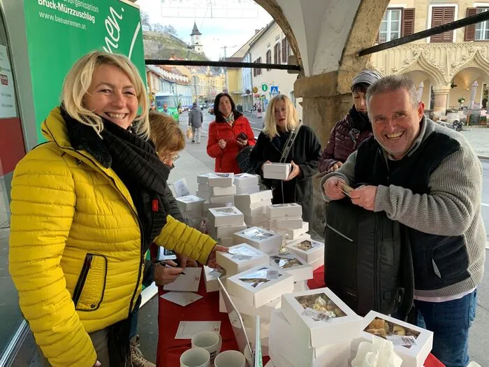 Erich Weber vom Stadtmarketing hat sich Kekse gesichert
