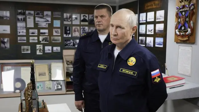 Russlands Präsident Wladimir Putin an Bord des Kreuzers „Warjag“