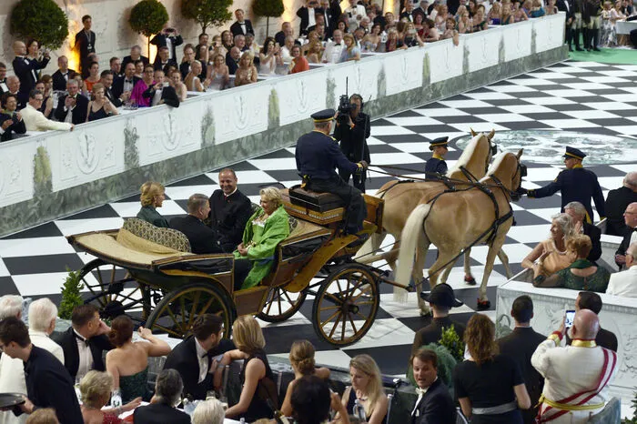 Das Schaulaufen der Promis und VIPs, die am Michaelerplatz empfangen wurden, fand in diesem Jahr nicht am Red Carpet, sondern - passend zum grün-weißen Thema des Balls - auf einem 50 Meter langen grünen Teppich statt. Die Eröffnung war vom Bundesland Tirol, das die Patronanz für den Ball übernommen hatte, inspiriert.
