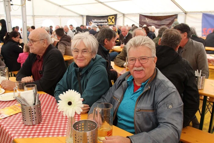 Zuvor konnte man sich in den Festzelten noch stärken..