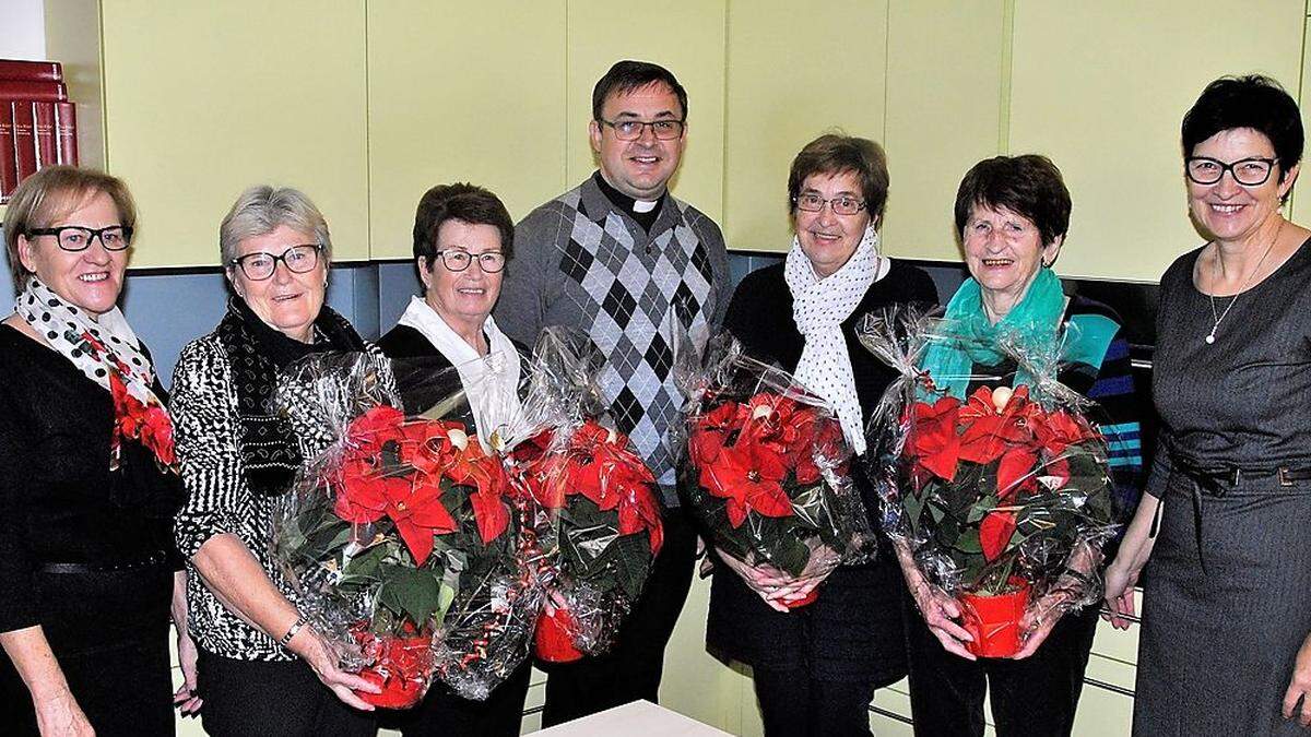 Ingrid Wogg, Johanna Gritsch, Maria Haring, Dechant Anton Neger, Hedwig Muster, Stefanie Pucher und Ingrid Haselbacher