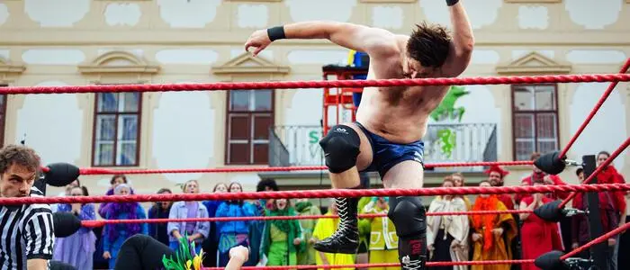 Wrestling-Match auf dem Karmeliterplatz: Unterliegt die Kunst dem „Falschen Propheten“?