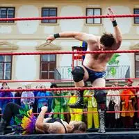 Wrestling-Match auf dem Karmeliterplatz: Unterliegt die Kunst dem „Falschen Propheten“?