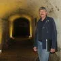 Karl Amtmann, Obmann des Historischen Vereins Fürstenfeld, in einem Bunker des Festungswegs