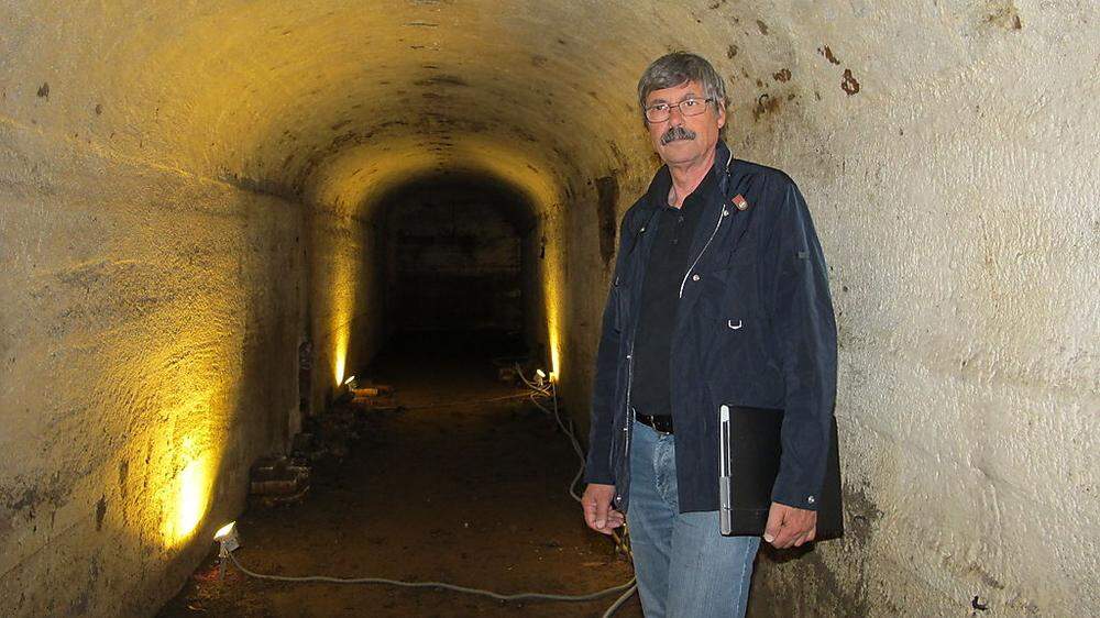 Karl Amtmann, Obmann des Historischen Vereins Fürstenfeld, in einem Bunker des Festungswegs