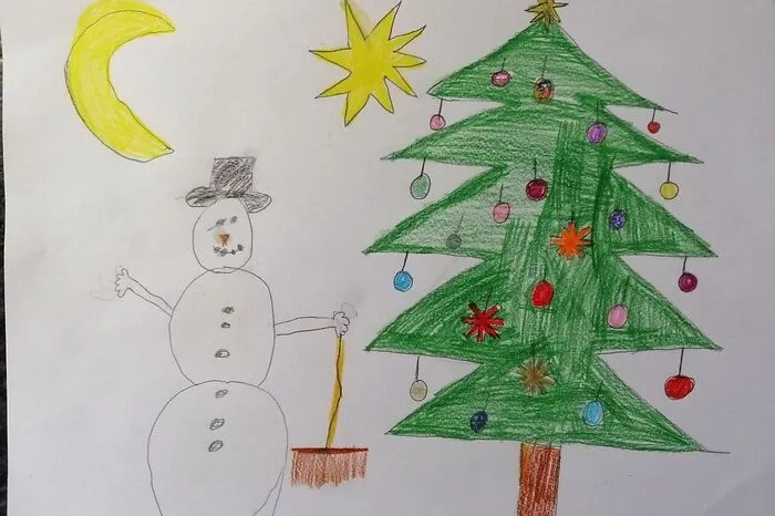 Diese schöne Zeichnung ist ein Gemeinschaftswerk der Geschwister Clara (8) und Christof (5) Mößlacher. Das kreative Duo ist in Weißbriach in der Gemeinde Gitschtalzu Hause und freut sich schon sehr auf Weihnachten. Was Clara und Christof allerdings für die perfekte Vorfreude noch fehlt ist der Schnee zum Schneemannbauen: „Darauf hoffen wir noch!“