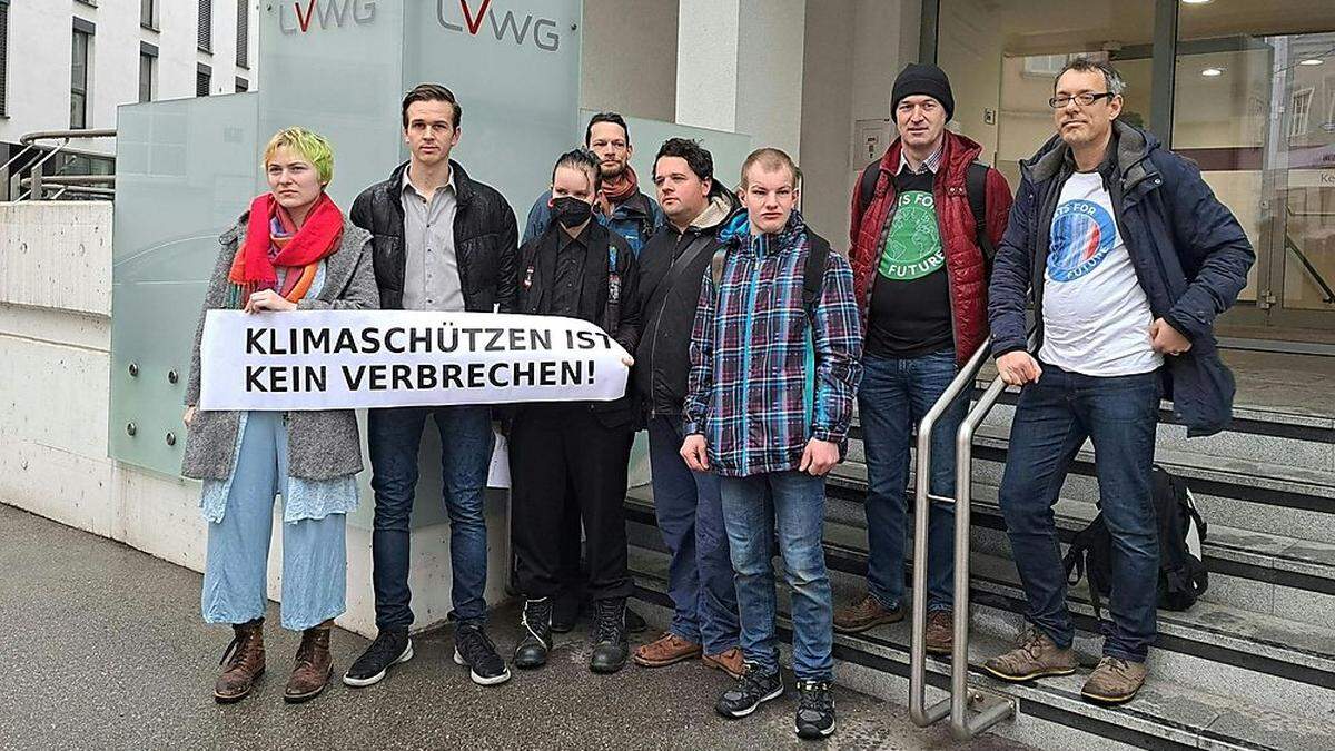 Klimaaktivisten und Klimaaktivistinnen vor dem Landesverwaltungsgericht in Linz