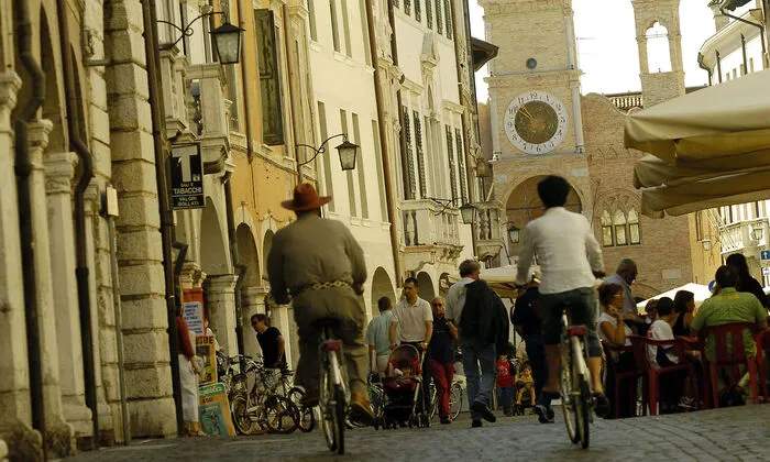 Pulsierendes Leben im Zentrum von Pordenone, das elegante Paläste aus venezianischer Zeit sowie viele Museen und Galerien besitzt