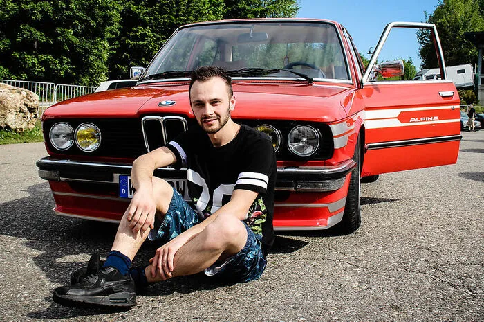 Waldemar Peters, 24, Binsfeld, Folierer„Ich habe nicht das Gefühl, dass ich mit meinem BMW nicht hierher aufs Treffen passe. Inzwischen ist das doch nicht mehr so streng sondern markenübergreifend. Und gerade bei einem Oldtimer sind die VW-Fans sehr tolerant. Seit vier Jahren ist der BMW Alpina in meinem Besitz. Er stand 20 Jahre lang in einer Garage und ist dementsprechend sehr gepflegt. Viel gemacht habe ich nicht, nur etwas tiefer gelegt. Dass ich hier am Treffen bin ist auch beruflich bedingt. Ich bin Folierer und entdecke hier immer wieder neue, gute Ideen.“