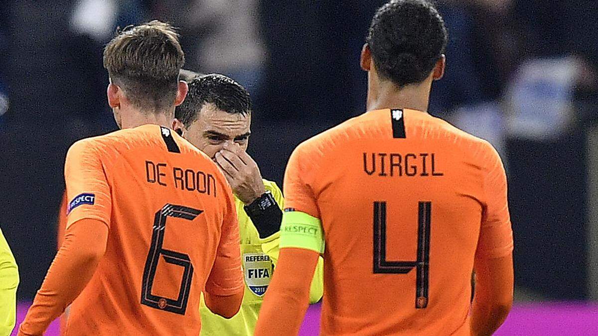 Ovidiu Hategan zwischen zwei Niederlande-Akteuren