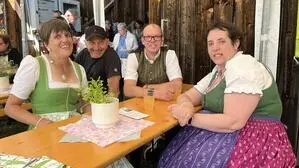 Isabella Bochspichler, Simon Resch und Eva-Maria Pichler arbeiten mit großer Freude im Garten (von links nach rechts)