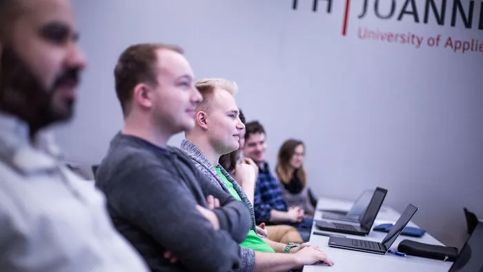 Ein Studium – viele Karrieremöglichkeiten: Die Studierenden von „Informationsmanagement“ können nach dem Studienabschluss unterschiedliche Wege einschlagen