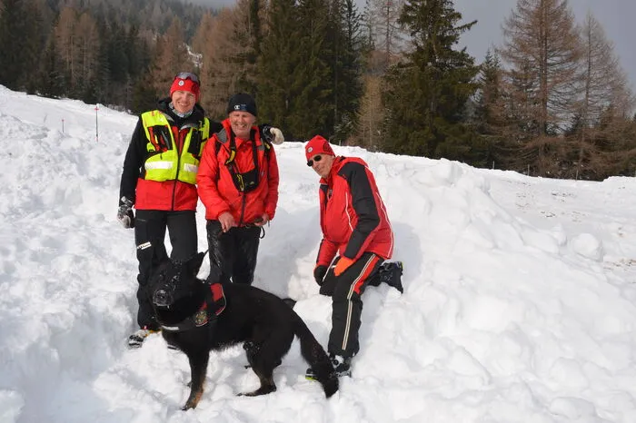 Marco Egger, Harald Rader mit Lawinensuchhund Wolfi und Lorenz Geiger