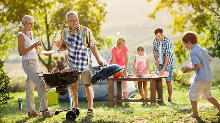 1. Den Griller aus dem Keller holen. Geben Sie es zu, Ihnen wird schon heiß ums Herz. Wissen Sie eigentlich noch, wo er steht? Vielleicht hinterm Oleander im Keller (der jetzt übrigens jetzt auch schon raus gehört)? Ob nun Fleischtiger oder Spargeltarzan, es gibt kaum etwas, das man nicht anbraten kann. Nicht Fisch, nicht Fleisch aber trotzdem momentan in aller Munde: der Kräuterseitling.