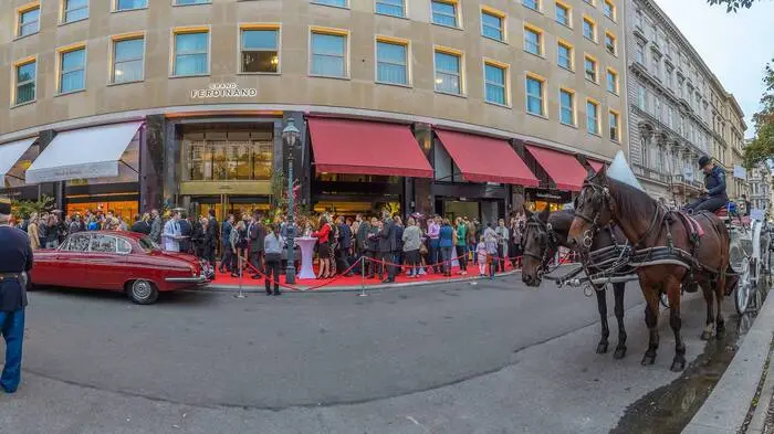 Pferdekutsche, Wiener Regimentskapelle, Oldtimer und roter Teppich: Das "Meissl &amp; Schadn" im Hotel Grand Ferdinand am Wiener Schubertring wurde standesgemäß eröffnet.