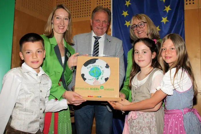 Jakob Hörmann und Lara Viola Weiß wurden gemeinsam mit ihren Stellvertretern Martin Filipic und Fannie Gissing sowie den weiteren neuen Kindergemeinderäten von Söding-St. Johann angelobt.