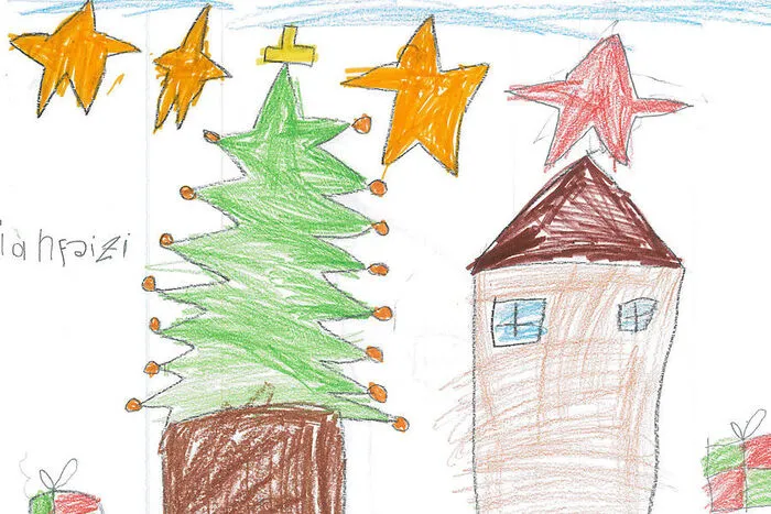 18. Dezember: Arian Faizi ist sieben Jahre alt und wohnt in der Flüchtlingsunterkunft Hotel Moorquell in St. Georgen am Längsee. Dort besucht er auch die erste Klasse der Volksschule. Arian hat sich ausführlich mit dem Thema Weihnachten beschäftigt – und er freut sich schon sehr auf das bevorstehende Fest. Uns hat er eine Zeichnung von einem Weihnachtsbaum geschickt. Der ist mit bunten Kugeln geschmückt. Und damit er nicht umfällt, hat Arian auch einen großen Christbaumständer dazugemalt. Damit die Geschenke unterm Baum auch sicher sind.