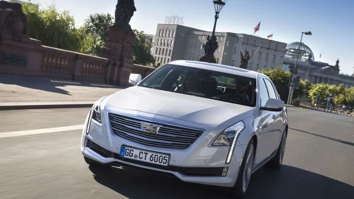 Das neue Flaggschiff der Edelfabrikanten aus Detroit ist optisch eindeutig ein starkes Statement. Und technisch muss er sich auch nicht verstecken. Der Cadillac CT6 steht auf der neuen Omega-Architektur von GM und hat eine Alukarosserie.