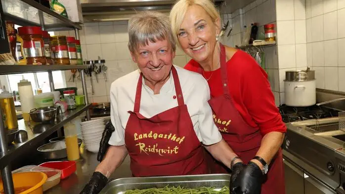 Die „Reid‘nwirtin“ Irmgard „Irmi“ Liebetegger (am Foto Links) hatte alle Hände voll zu tun!