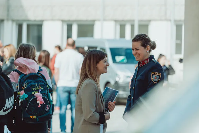 Die Mädchen wurden von erfahrenen Polizistinnen und Polizisten begrüßt, die ihnen einen Einblick in den spannenden und abwechslungsreichen Alltag von Polizeibeamtinnen und Polizeibeamten gaben.