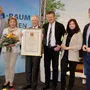 Harald Omansiek wurde die Ehrenurkunde durch Bürgermeister Christian Scheider, Vizebürgermeister Philipp Liesnig, Vizebürgermeister Alois Dolinar und Stadträtin Corinna Smrecnik verliehen