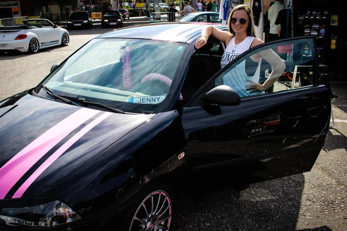 „Ich habe ein richtiges Mädchenauto. Und ich bin stolz drauf! Aber sogar mein Freund fährt ab und zu damit, obwohl einiges rosa ist. Das ist einfach meine Lieblingsfarbe, sogar mein Schlafzimmer zuhause möchte ich jetzt gern in einem hellen Rosa streichen. Toll finde ich, dass viele Leute Fotos von meinem Auto machen, obwohl es nicht getunt ist.“