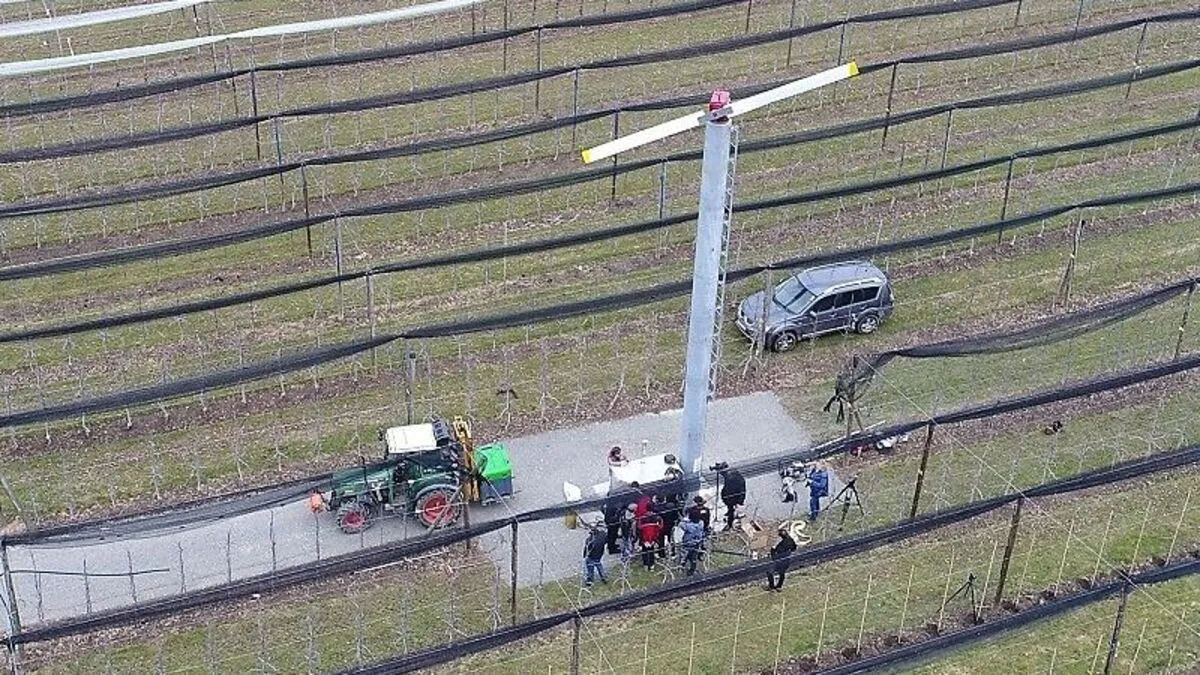 In der Versuchsstation für Obst- und Weinbau Haidegg wurde das erste fix montierte Windrad zur Frostbekämpfung aufgestellt
