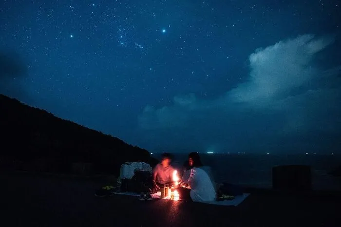 In einem Park bei Hongkong warten die Sterndlschauer bei einem Picknick.