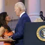 Die Positionierung seiner Hände am Körper von Eva Longoria brachte Joe Biden reichlich Ärger ein