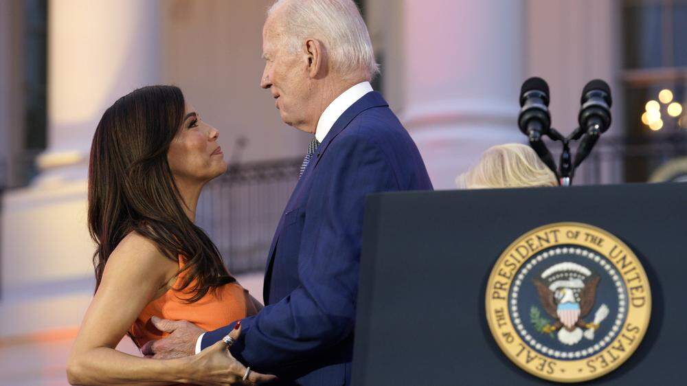 Die Positionierung seiner Hände am Körper von Eva Longoria brachte Joe Biden reichlich Ärger ein